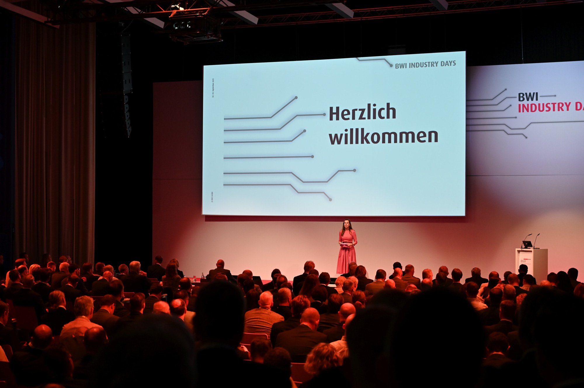 Innenaufnahme des Kongresses „BWI Industry Days 2025” mit einer auf die große Leinwand projizierten Willkommensfolie. Bild: DWT/SGW