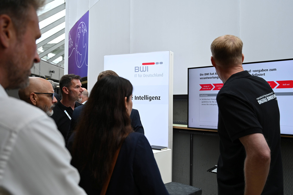 Messestand auf den BWI Industry Days 2025, an dem neue IT-Konzepte vorgestellt und mit Besuchern diskutiert werden. Bild: DWT/SGW