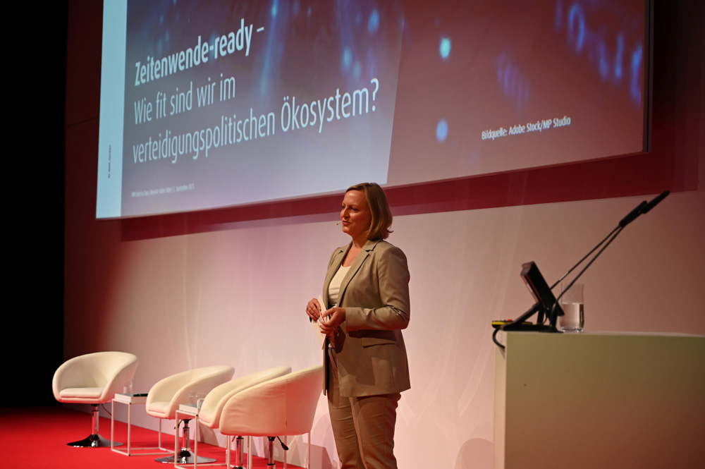 Referent auf der Hauptbühne der BWI Industry Days 2025 spricht über Veränderung und die Bedeutung des richtigen Mindsets. Bild: DWT/SGW