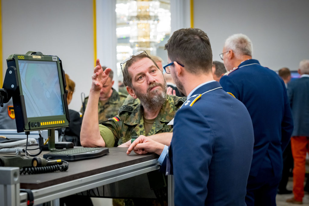 A member of the Bundeswehr Digitalization Centre (ZDigBw) shows a visitor the latest technical developments. It is directly assigned to the Bundeswehr Cyber and Information Space Command (KdoCIR).